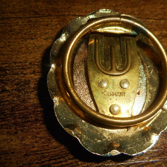 Elegant Vintage Mother of Pearl Scarf Clip in Gold Tone Setting, Marked, Germany - Picture 4 of 5